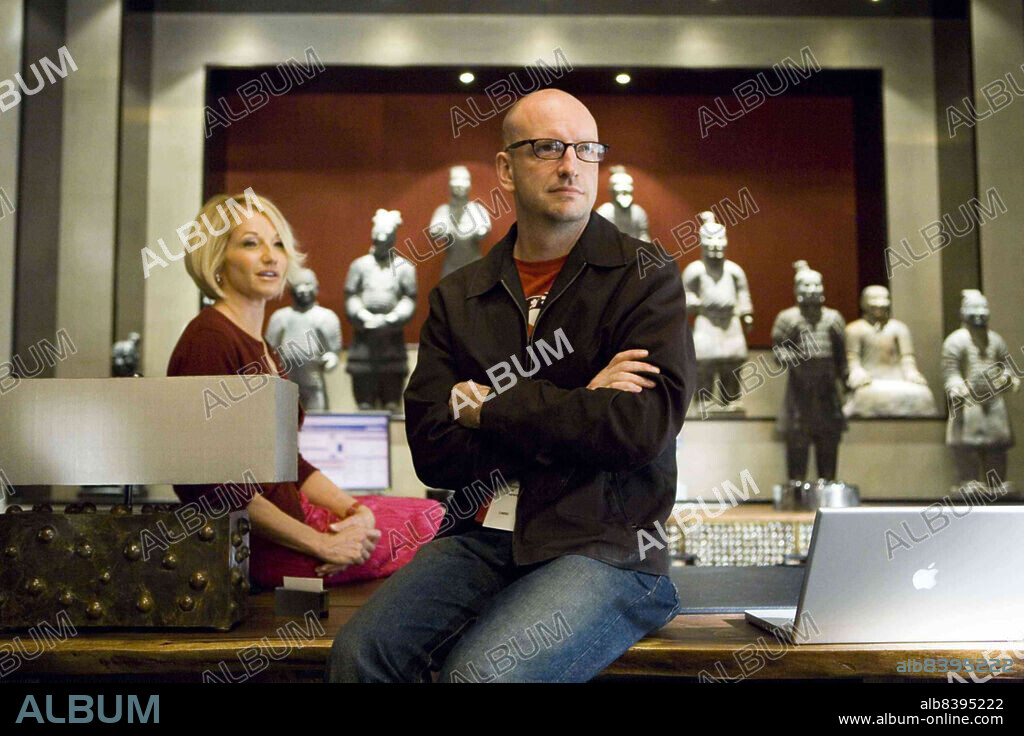 ELLEN BARKIN and STEVEN SODERBERGH in OCEAN'S THIRTEEN, 2007, directed by STEVEN SODERBERGH. Copyright WARNER BROS.