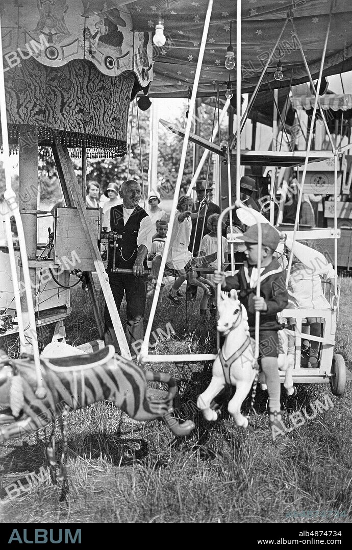 GERMANY around 1930. Orig. caption ... SCHÜTZENFEST IN DER KLEINSTADT The entertainment of the little ones is also taken care of. Photo: Atlantic Photo-Gesellschaft / AB Text & Bilder / SVT / Code: 5600 Folder: Tivoli: Germany 707 A6 sites: GERMANY PhotoDate: 193? - ?? - ??.