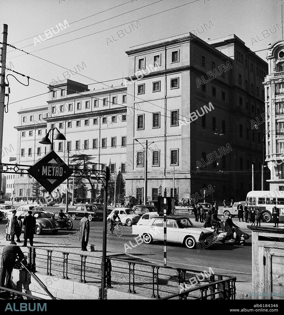 GLORIETA DEL EMPERADOR CARLOS V RONDA DE ATOCHA - HOSPITAL GENERAL DE ATOCHA - FOTOGRAFIA EN BLANCO Y NEGRO - AÑOS 60.