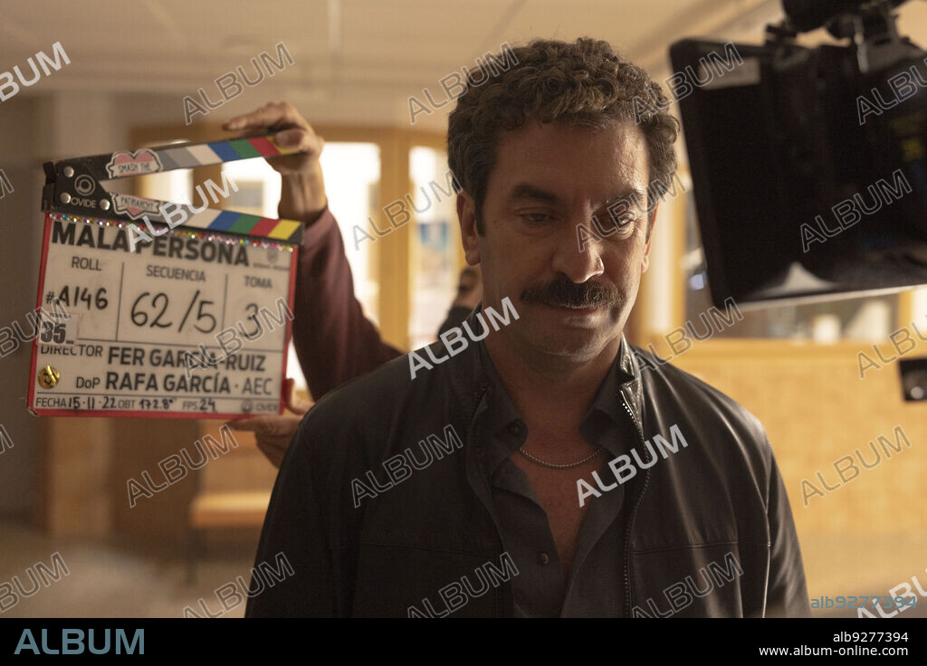 ARTURO VALLS en MALA PERSONA, 2023, dirigida por FERNANDO GARCIA-RUIZ. Copyright Rodar y Rodar.