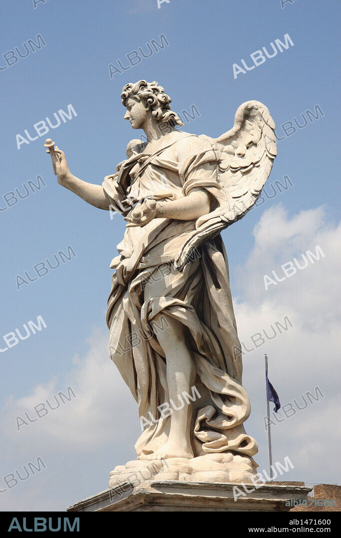 ITALIA. ROMA. Vista de una de las ESCULTURAS que decoran el PONTE SANT'ANGELO, diseñadas por BERNINI. Cada una de ellas sostiene un símbolo de la Crucifixión. Este ángel sujeta los CLAVOS. Siglo XVII.