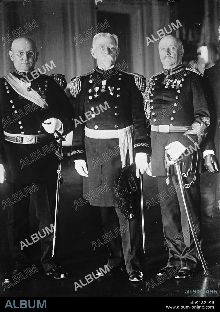 HARRIS & EWING. Heyl, Charles Heath, Maj. Gen., U.S.A., Left; Humphrey, Charles Frederic, State Chairman from Pennsylvania; Democratic National Committee; Ambassador E. & P. To Japan, 1913-, 1912.