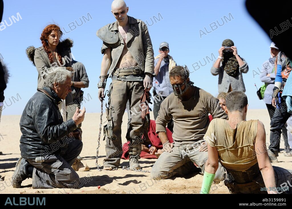RILEY KEOUGH and TOM HARDY in MAD MAX: FURY ROAD, 2015, directed by GEORGE MILLER. Copyright VILLAGE ROADSHOW.