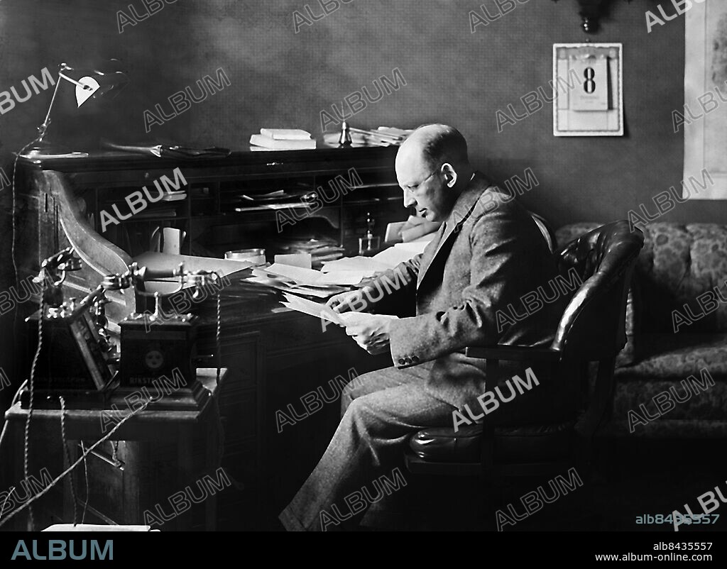 ARKIV 1919. Troligen medarbetare vid Svenska Telegrambyrån, föregångare till TT, Tidningarnas Telegrambyrå som grundades 1921 och drog igång verksamheten året därpå efter en sammanslagning med konkurrerande Presstelegrambolaget.1925 blev TT ensam ansvarig för nyhetssändningarna i radio. Med TT skapades en nationell nyhetsbyrå med samtliga abonnenter som ägare.. Foto: TT / Kod 1900.