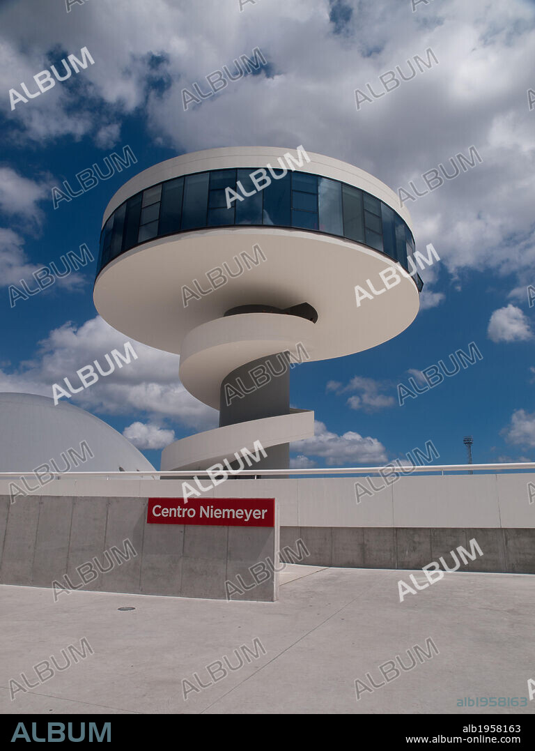 ASTURIAS. AVILES. Vista del conjunto de edificios que forman parte del CENTRO CULTURAL INTERNACIONAL OSCAR NIEMEYER. Inagurado en el año 2011. Obra del arquitecto brasileño Oscar Niemeyer (1907). España.