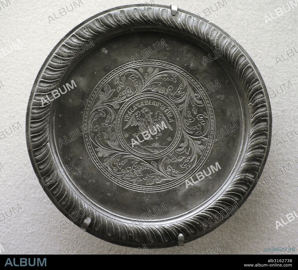 ARTE S. XVIII. RUSIA. BANDEJA. Estaño grabado. Rusia, primer cuarto del siglo XVIII. En el disco central, representación de una águila con la inscripción de "belleza de su majestad". Museo del Hermitage (The State Hermitage Museum). San Petersburgo. Rusia.