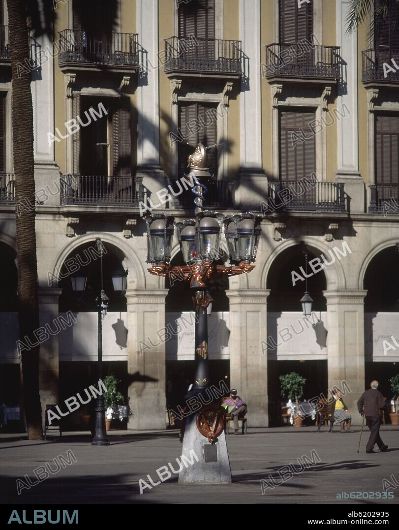 ANTONI GAUDÍ. FAROLA DISEÑADA EN 1878 DECORADA CON CASCO ALADO CON DOS SERPIENTES ENROSCADAS.