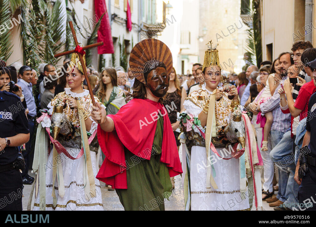 baile de las Aguilas y de Sant Joan Pelos, baile medieval originario de cataluña y el pais valenciano, procesion del Corpus, Pollença. Mallorca. Islas Baleares. Spain.