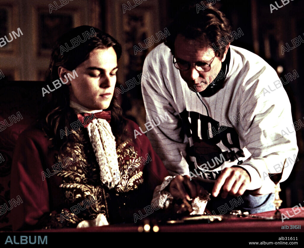 di caprio y RANDALL WALLACE. Leonardo DiCaprio y RANDALL WALLACE en EL HOMBRE DE LA MÁSCARA DE HIERRO, 1998 (THE MAN IN THE IRON MASK), dirigida por RANDALL WALLACE. Copyright UNITED ARTISTS / GEORGE, ETIENNE.