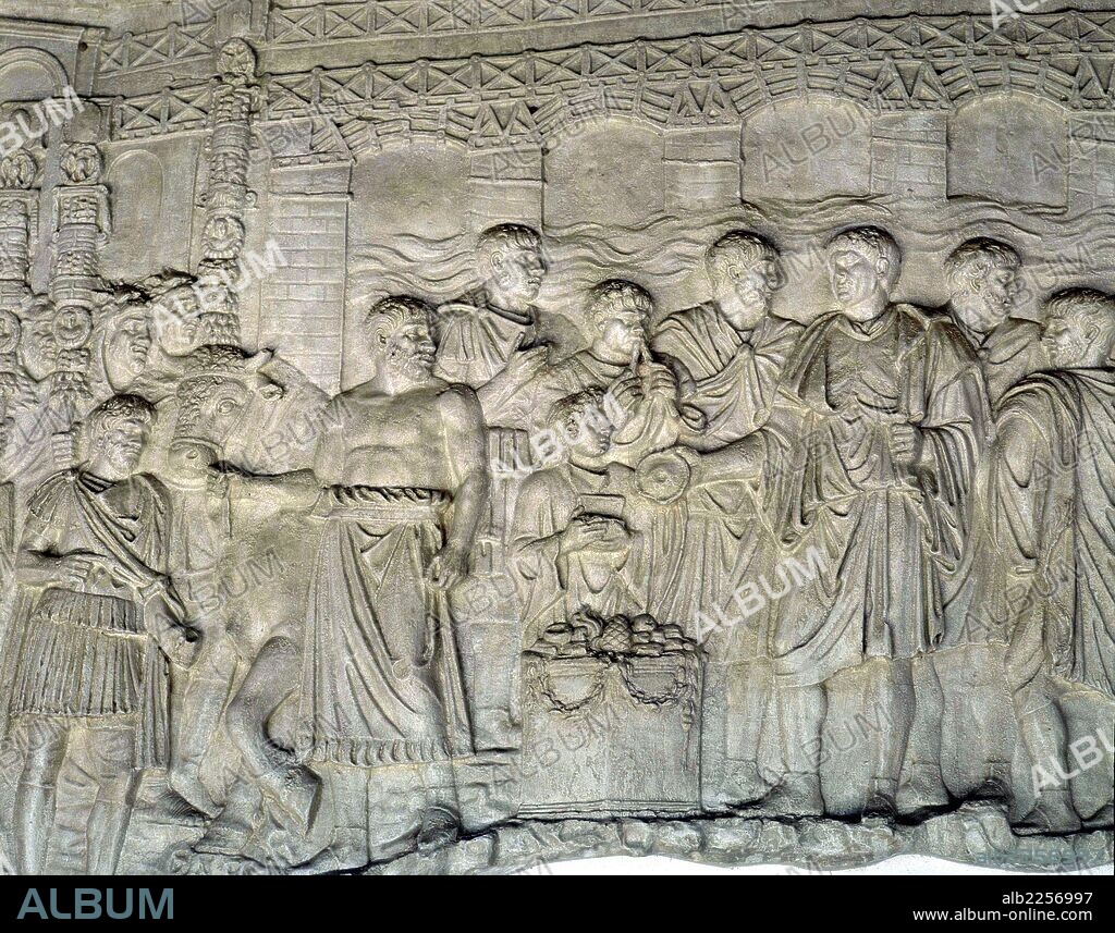 TRAJANO. MARCOS ULPIANO. EMPERADOR ROMANO. ITALICA 53 - 117. DETALLE DE LA COLUMNA DE TRAJANO. ESCENA XCIX (49) " LOS SACRIFICIOS DEL EMPERADOR EN EL DANUBIO ". MUSEO ITALICA. SEVILLA.