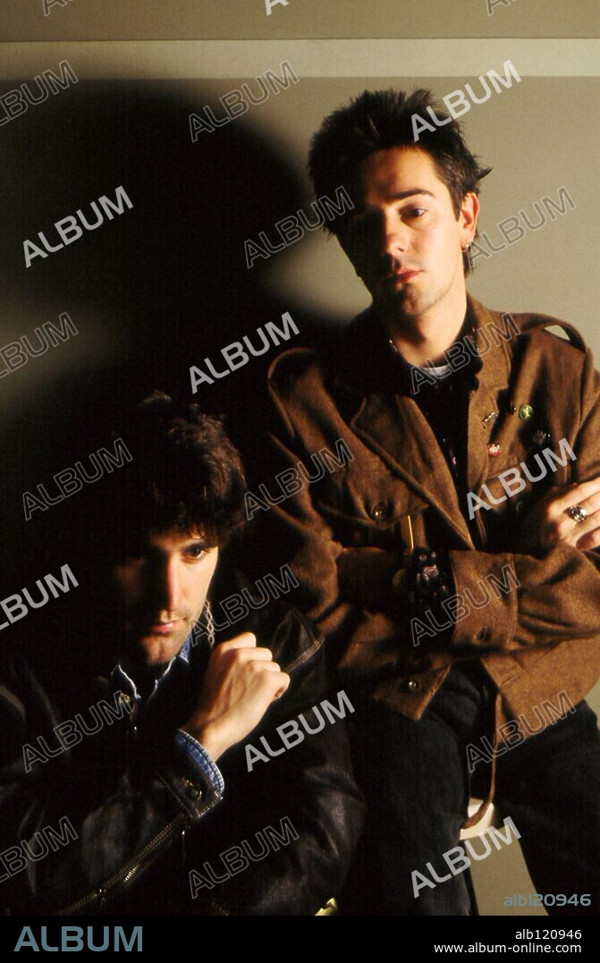 El cantante y músico de origen español, Mikel Erentxun, vocalista del grupo Duncan Dhu, junto al otro miembro del grupo, Diego Vasallo.