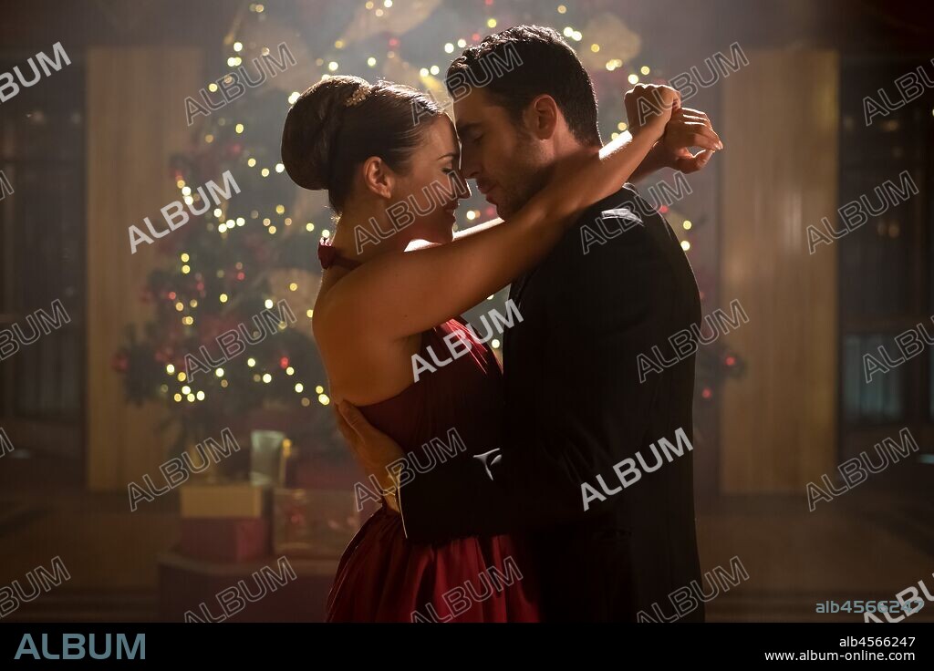 MIGUEL ANGEL SILVESTRE and PAULA ECHEVARRIA in VELVET COLLECTION, 2017, directed by GEMA R. NEIRA and RAMON CAMPOS. Copyright BAMBU PRODUCCIONES/MOVISTAR +. Episodio Final. Una historia para recordar.