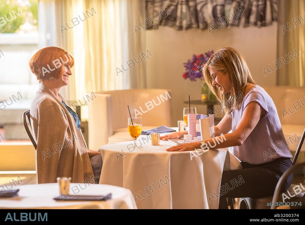 JENNIFER ANISTON y JULIA ROBERTS en FELIZ DIA DE LA MADRE, 2016 (MOTHER'S DAY), dirigida por GARRY MARSHALL. Copyright APERTURE MEDIA PARTNERS/CAPACITY PICTURES/GULFSTREAM PICTURE.