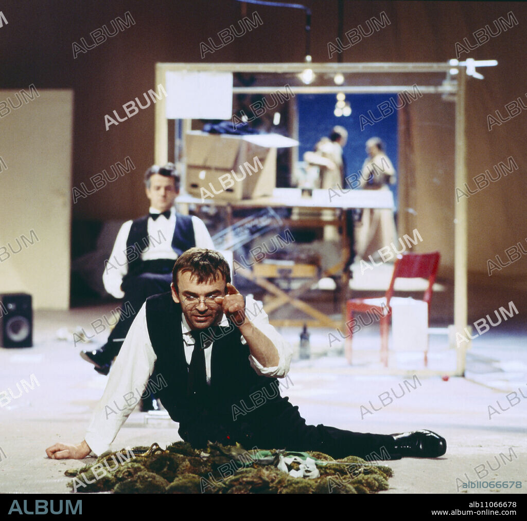 Torquato Tasso, play by Johann Wolfgang von Goethe, TV recording, Schauspielhaus Bochum, 1988, director: Claus Peymann, scene: Martin Schwab, behind, as Antonio Montecatino, Branko Samarovski as Torquato Tasso.