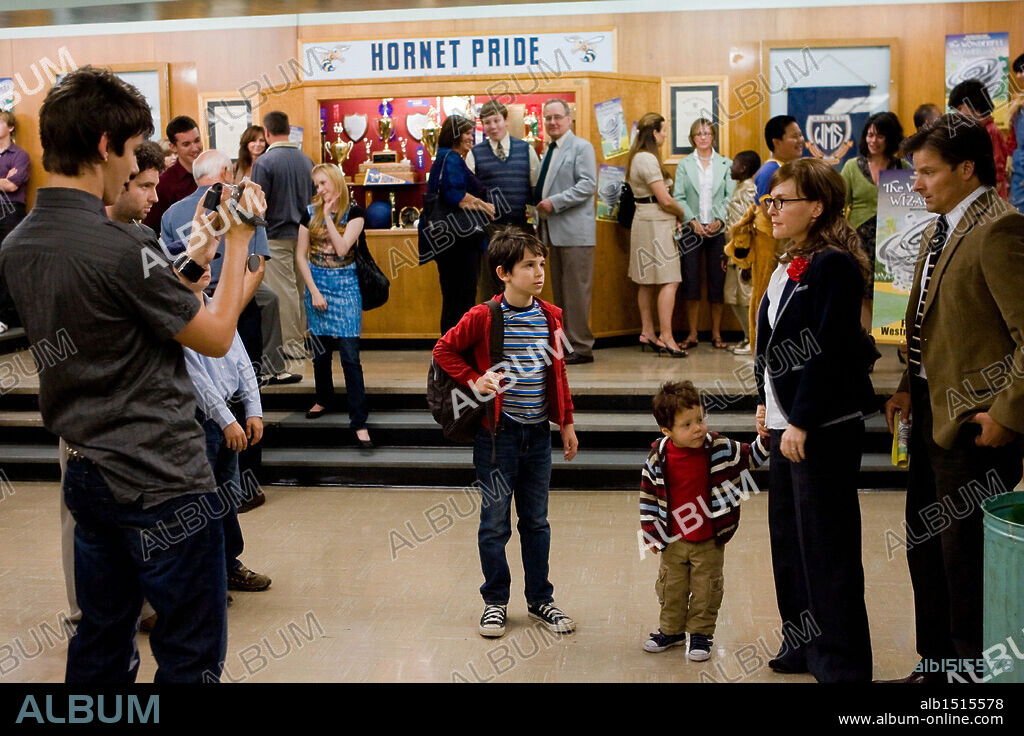 RACHAEL HARRIS, STEVE ZAHN and ZACHARY GORDON in DIARY OF A WIMPY KID, 2010, directed by THOR FREUDENTHAL. Copyright DUNE ENTERTAINMENT.