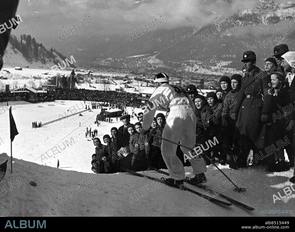 GARMICH PARTENKIRCHEN 1936 Erik "Kiruna Lasse" Larsson i backen ner mot skidstadion i segerloppet på 18 km vid vinter-OS i Garmich Partenkirchen . Foto: Reportragebild Kod: 194 . COPYRIGHT SCANPIX SWEDEN.