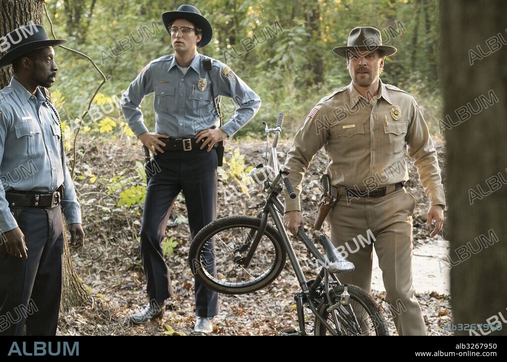 DAVID HARBOUR, JOHN REYNOLDS and ROB MORGAN in STRANGER THINGS, 2016, directed by MATT DUFFER and ROSS DUFFER. Copyright 21 LAPS ENT/MONKEY MASSACRE.