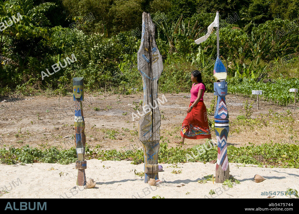 The ‘Sea Gypsies’ or Moken of the Andaman Sea, known in Thai as chao thalae or ‘people of the sea’, are divided into three groups. They number between 4,000 and 5,000, they live only on the coast, either in huts by the shore, or on craft that ply the coastal waters from the Mergui Archipelago in Burma to the Tarutao Islands in Southern Thailand.