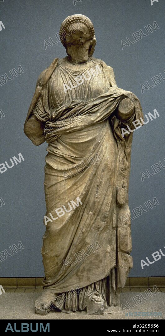 Mausoleo de Halicarnaso (SO. de Turquía). Mandado construir por Artemisa II en honor a su esposo Mausolo. Considerado una de las siete maravillas del Mundo (siglo IV a. C.). Estatua colosal de Artemisa II, esposa del sátrapa Mausolo. Obra atribuida a Scopas. British Museum. Londres. Inglaterra.