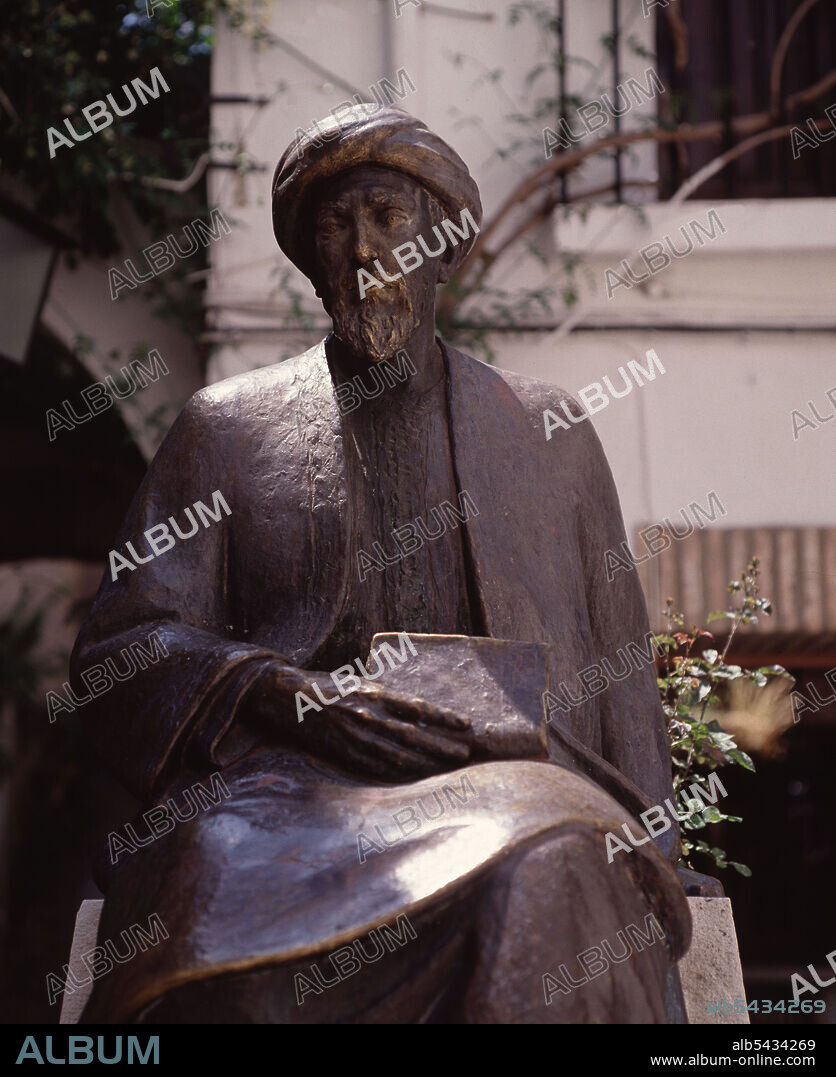 MAIMONIDES ( MOSE IBN MAYMON). FILOSOFO Y MEDICO HEBRAICO ESPAÑOL.CORDOBA 1138-1204.. MONUMENTO EN LA JUDERIA DE CORDOBA. OBRA DE AMADEO RUIZ OLMOS.