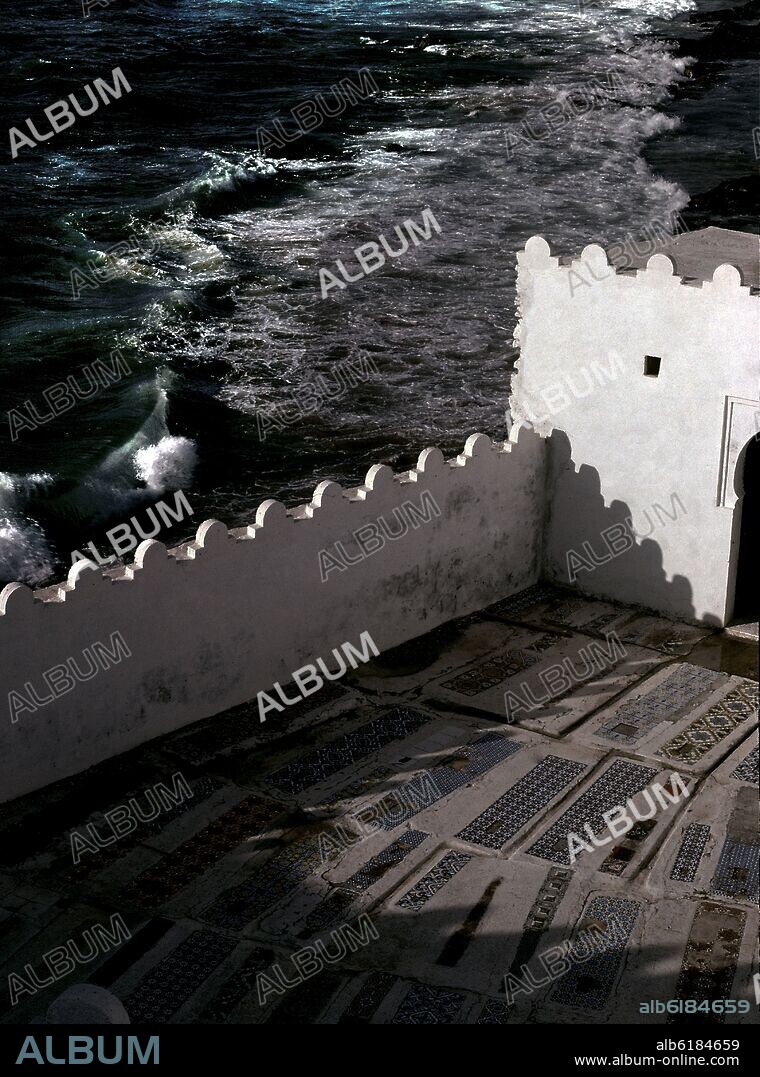 CEMENTERIO MUSULMAN JUNTO AL OCEANO ATLANTICO - TUMBAS DE CERAMICA MULTICOLOR.
