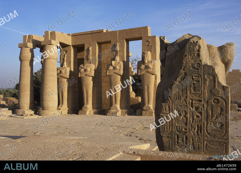 ARTE EGIPCIO. EGIPTO. TEMPLO MORTUORIO DE RAMSES II o RAMESEUM (RAMESSEUM). 19 Dinastía. Imperio Nuevo. Siglo XIII a. C. (Necrópolis de Tebas). Valle de los Reyes. Ribera occidental del Río Nilo. Ruinas del templo con los pilares osiricos.