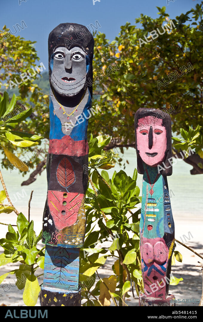 The ‘Sea Gypsies’ or Moken of the Andaman Sea, known in Thai as chao thalae or ‘people of the sea’, are divided into three groups. They number between 4,000 and 5,000, they live only on the coast, either in huts by the shore, or on craft that ply the coastal waters from the Mergui Archipelago in Burma to the Tarutao Islands in Southern Thailand.