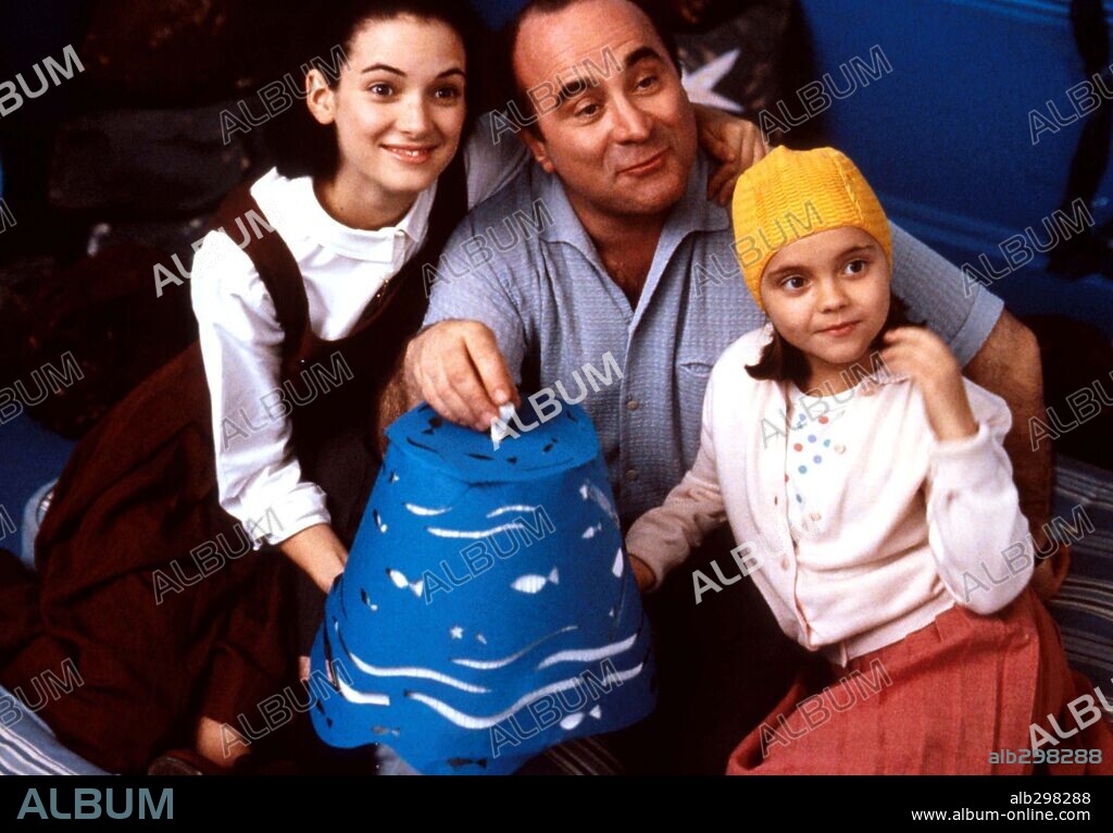 BOB HOSKINS, CHRISTINA RICCI and WINONA RYDER in MERMAIDS, 1990, directed by RICHARD BENJAMIN. Copyright ORION PICTURES.