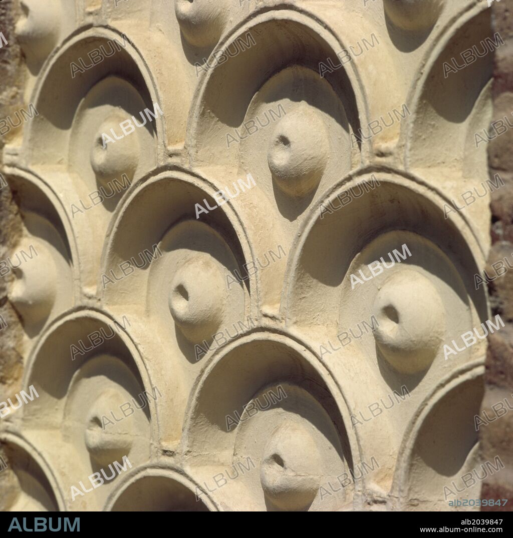 ANTONI GAUDÍ. Detalle de la facha de la finca Güell.
