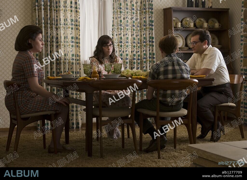 JESSICA MCMANUS, MICHAEL STUHLBARG y SARI LENNICK en UN TIPO SERIO, 2009 (A SERIOUS MAN), dirigida por ETHAN COEN y JOEL COEN. Copyright STUDIO CANAL.