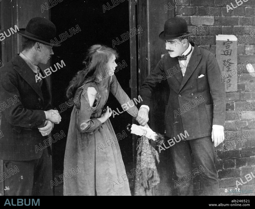 LILLIAN GISH en LIRIOS ROTOS [CULPA AJENA], 1919 (BROKEN BLOSSOMS), dirigida por D. W. GRIFFITH. Copyright GRIFFITH/UNITED ARTISTS.