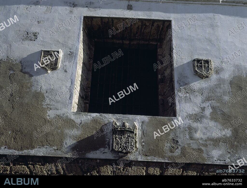 ESCUDOS Y VENTANA DE LA FACHADA DE LA IGLESIA DE SANTA CRUZ ANTIGUA CATEDRAL DE CADIZ.