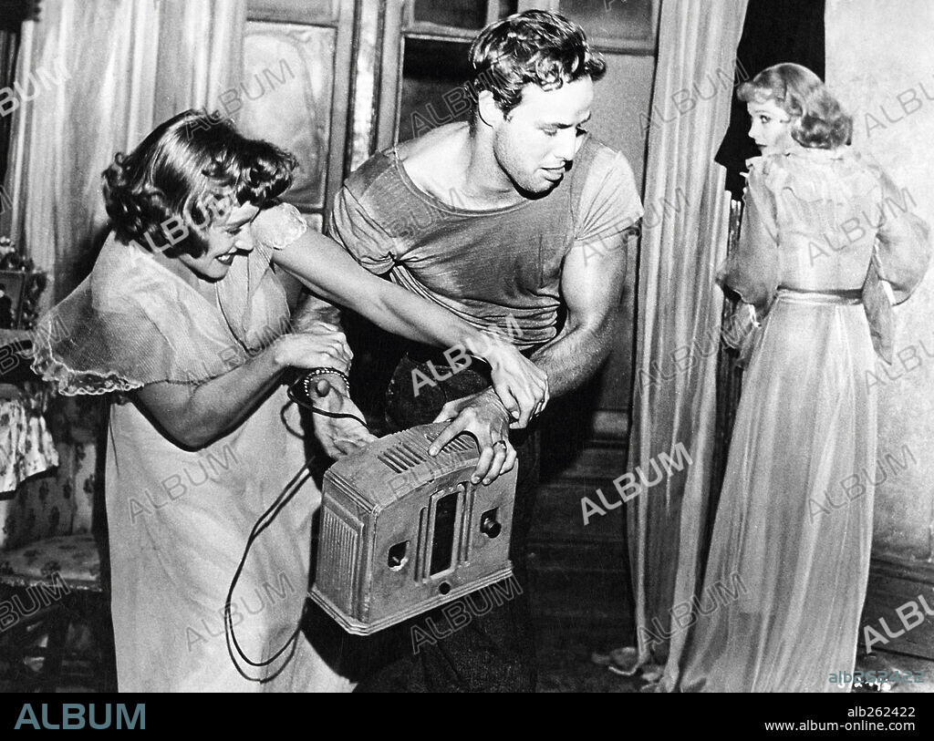 KIM HUNTER, MARLON BRANDO and VIVIEN LEIGH in A STREETCAR NAMED DESIRE, 1951, directed by ELIA KAZAN. Copyright WARNER BROTHERS.