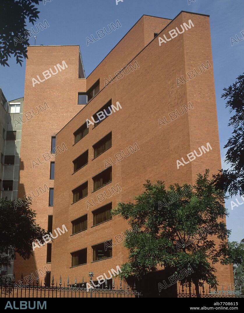 RAFAEL MONEO 1937-. EDIFICIO BANKINTER SITUADO EN EL PASEO DE LA CASTELLANA NUMERO 29 FUE CONSTRUIDO ENTRE 1972-1976.