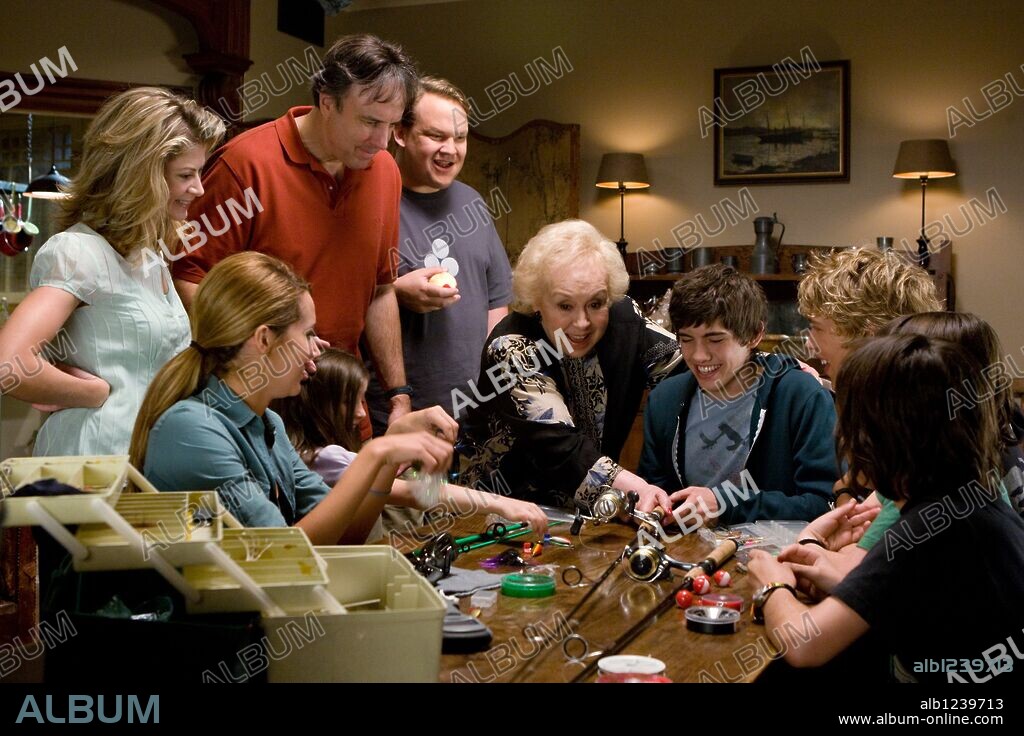 ANDY RICHTER, ASHLEY BOETTCHER, ASHLEY TISDALE, AUSTIN BUTLER, CARTER JENKINS, DORIS ROBERTS, GILLIAM VIGMAN, HENRY YOUNG, KEVIN NEALON y REGAN YOUNG en PEQUEÑOS INVASORES, 2009 (ALIENS IN THE ATTIC), dirigida por JOHN SCHULTZ. Copyright 20TH CENTURY FOX / GRIFFIN, KIRSTY.