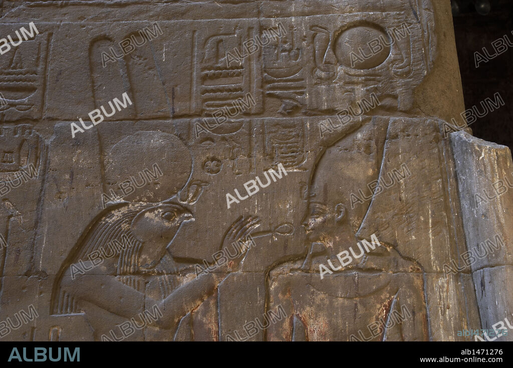 ARTE EGIPCIO. EGIPTO. Detalle de un relieve con la representación del dios MONTU, divinidad halcón de la región tebana, ofreciendo el "ANKH" o lazo de la vida al faraón que la recibe como un aliento de vida. TEMPLO DE LUXOR. IMPERIO NUEVO.