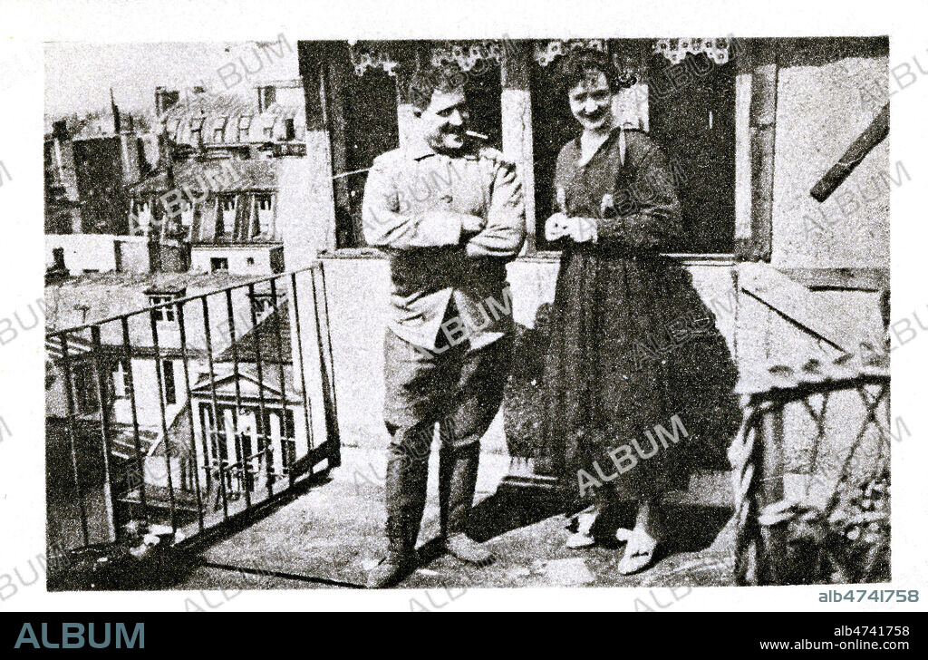 Guillaume APOLLINAIRE (1880-1918) et Jacqueline KOLB sur la terrasse du 202 Bd Saint Germain. Photographie vers 1914 tiree des Oeuvres Completes de Guillaume Apollinaire, edition de 1966. Credit : Jean Vigne/KHARBINE-TAPABOR.