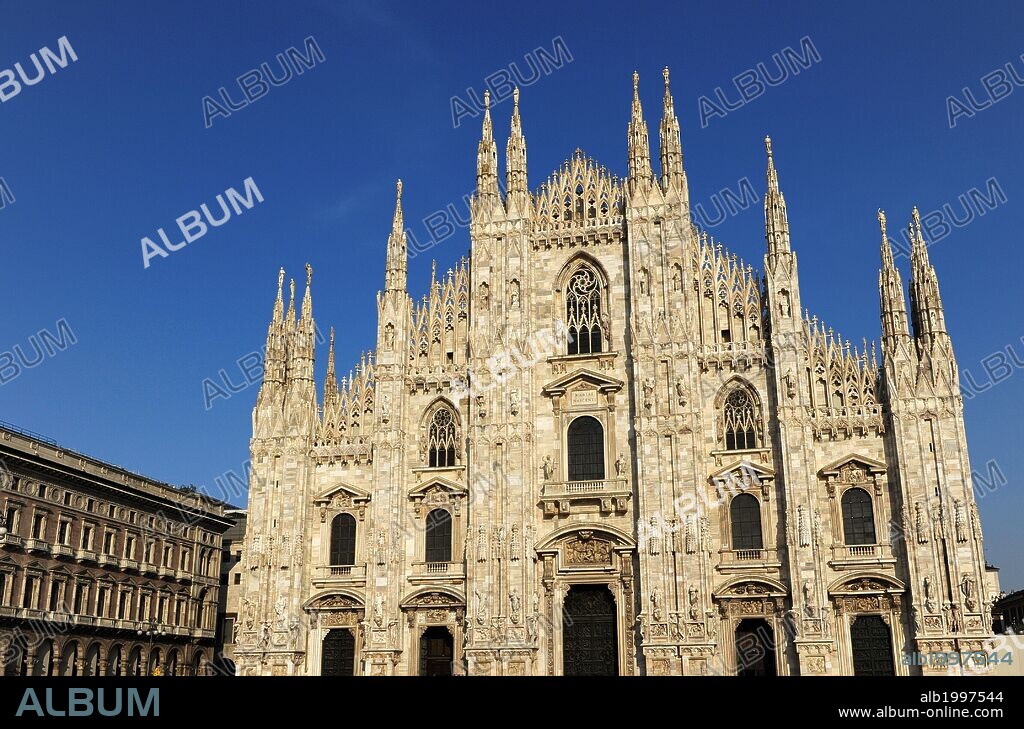 ARTE GOTICO. ITALIA. DUOMO o CATEDRAL DE MILAN. Obra maestra, de estilo gótico florido, iniciada en el año 1386 y consagrada en 1577. Trabajaron en ella Jean Mignot, Solario y Amadei (s. XV) y Tibaldi (s. XVI) que diseñó la fachada que destaca por el gran número de flechas y estatuas. MILAN. Región Lombardia.