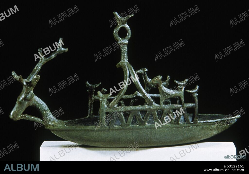 PREHISTORIA. CULTURA NURAGICA. ITALIA. LAMPARA VOTIVA en forma de nave, realizada en bronce y datada en los siglos IX-VIII a. C. Procede de Bultei (Sassari). Museo Arqueológico de Cagliari. Cerdeña.