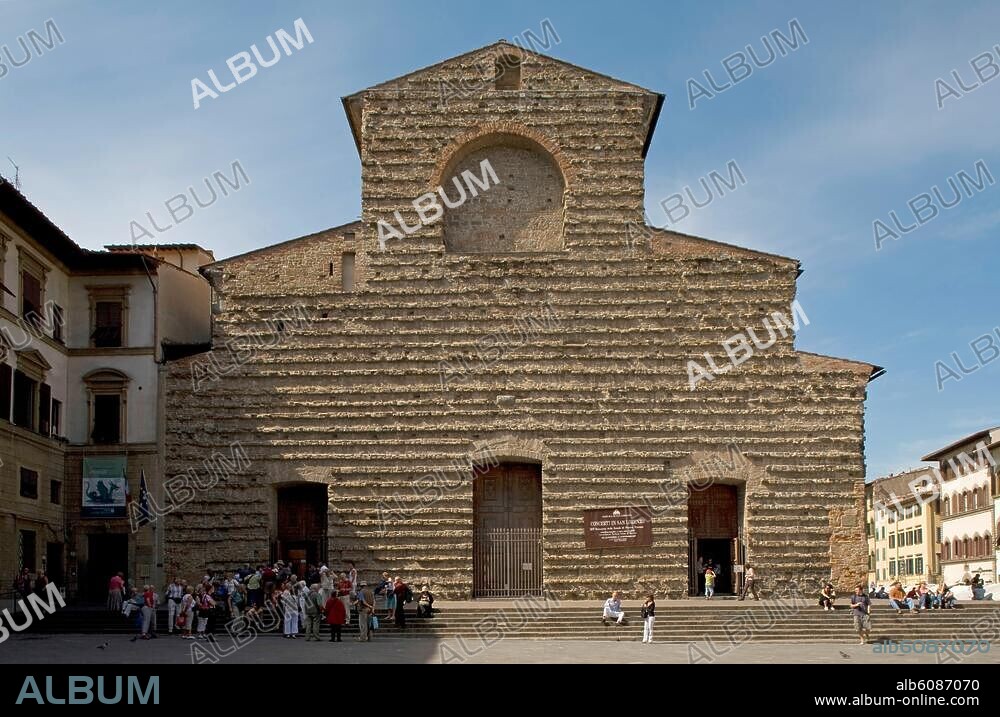 Basilica di San Lorenzo in Florenz. Florenz / Firenze (Toskana, Italien), Kirche San Lorenzo (erbaut 1418-69.; Arch.: Filippo Brunelleschi; Fürstenkapelle erbaut ab 1605 von Giovanni Medici und Matteo Nigetti; Campanile 1740/41 von Ferdinando Ruggieri). Erster Kirchenbau der Renaissance, Fassade. Ansicht von der Piazza San Lorenzo.