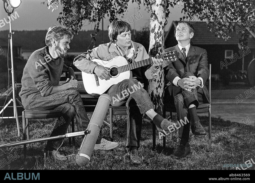 1970-07. Inspelning av filmen BADJÄVLAR av Lars Molin. Regi: Christian Lund Sänt första gången 1971-04-28 Trubaduren Bengt Sändh (i mitten) sjunger och spelar gitarr medan regissören Christian Lundh och statsminister Olof Palme lyssnar. Foto: Kenneth Thorén / SVT / Kod:5600 Bildservice B 167 / Sv/v negativ Trio persons: OLOF PALME;BENGT SÄNDH;CHRISTIAN LUNDH sites: SVERIGE PhotoDate:1970-07-??. Bilden får endast användas i programpresenterande sammanhang. Fotografens namn, Sveriges Television samt programmets titel skall alltid anges.
