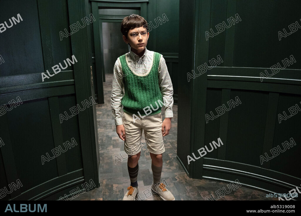 MYSTIC INSCHO in THE MYSTERIOUS BENEDICT SOCIETY, 2021 (A MISTERIOSA SOCIEDADE BENEDICT), directed by JAMES BOBIN. Copyright Walt Disney Television / 20th Television.