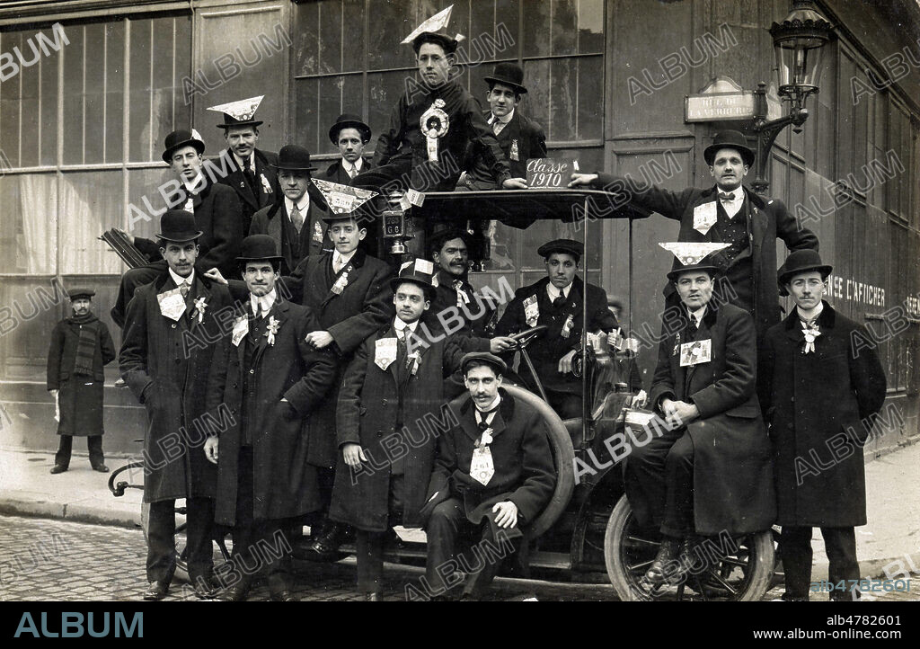 Groupe de conscrits de la classe 1910 posant autour d'une voiture rue de la Verrerie a Paris (4eme arr.). Photographie anonyme pour une carte postale vers 1910. Credit : Collection IM/KHARBINE-TAPABOR.
