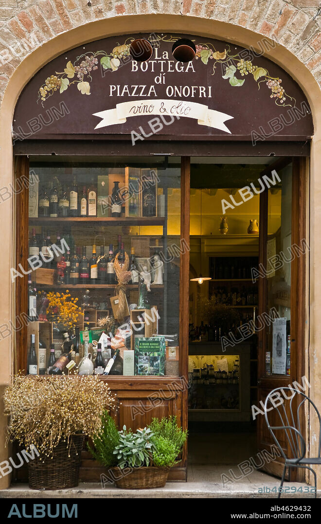 Bevagna: the shop window of the "Bottega Di Piazza Onofri", wine shop and restaurant.