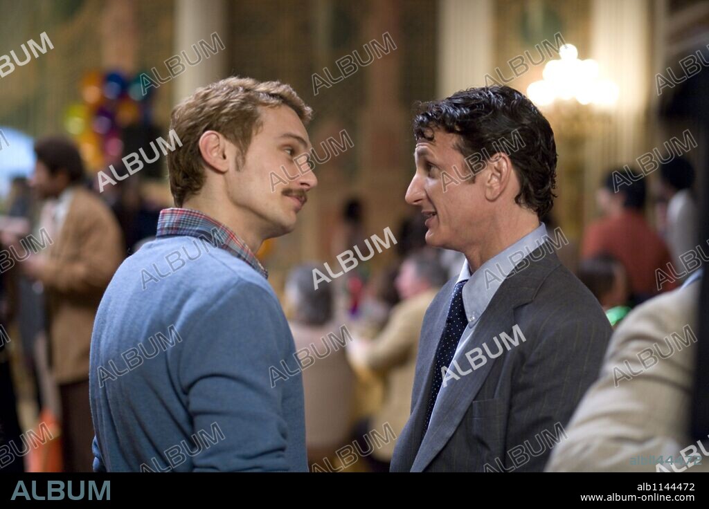 JAMES FRANCO y SEAN PENN en MI NOMBRE ES HARVEY MILK, 2008 (MILK), dirigida por GUS VAN SANT. Copyright FOCUS FEATURES / BRAY, PHIL.
