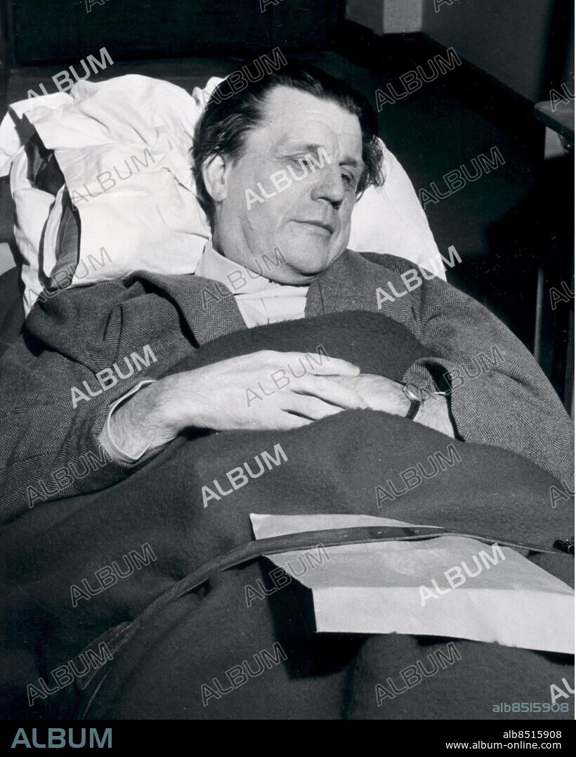 ©SCANPIX SWEDEN, 1953-03-12.. Rådhusrätten - Lundquistaffären.. Folke Lundquist hade en liten mottagning för fotograferna innan han fördes in i rättssalen liggandes på bår.. Foto:SCANPIX . Code:20360.