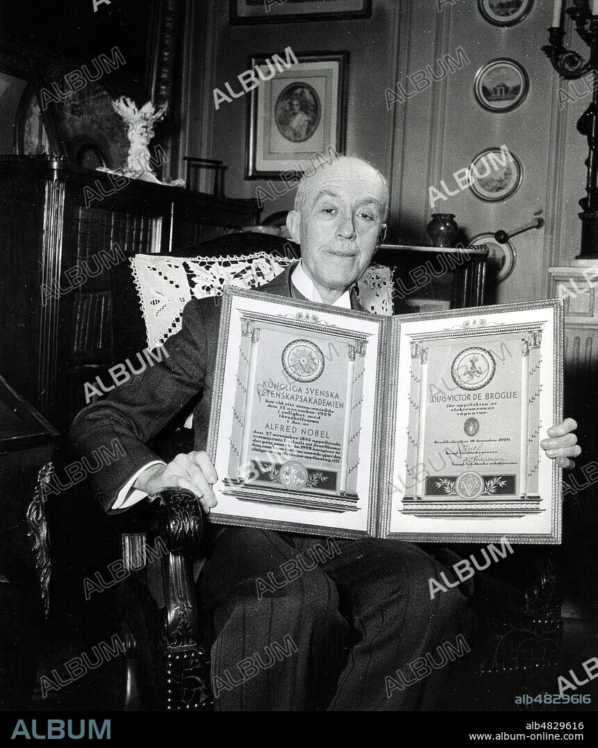 Portrait de Louis Victor de BROGLIE (1892-1987) montrant son Prix Nobel de physique obtenu en 1929 pour sa decouverte de la nature ondulatoire des electrons. Credit : Collection KHARBINE-TAPABOR.