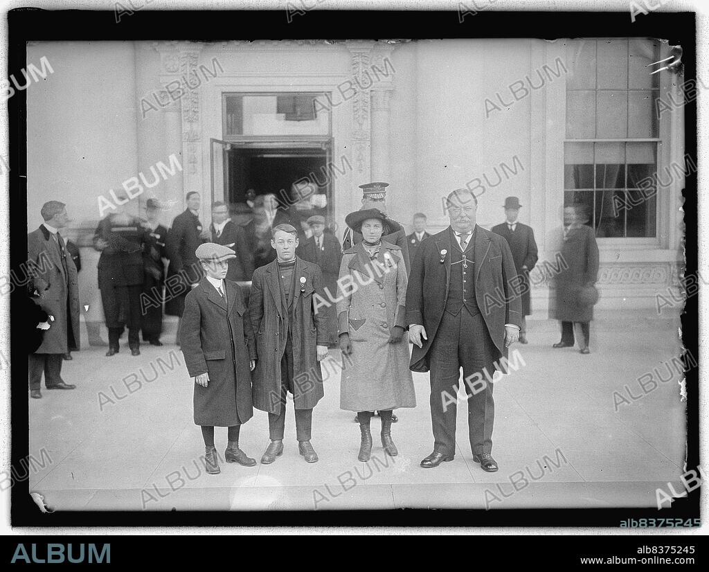HARRIS & EWING. William Howard Taft and family, between 1910 and 1921. US president with sons Robert and Charles, and daughter Helen.