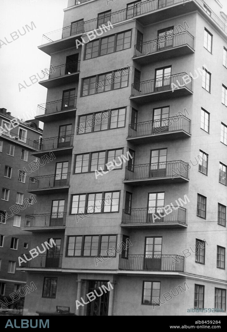 STOCKHOLM 1930-tal.. Orig. bildtext... SVEN HEDIN I STOCKHOLMSFUNKIS. Familjen Hedins nya hus vid Norr Mälarstrand i Stockholm nalkas nu sin fullbordan. Exteriören är klar och likaså en del av inredningen. Entren och vestibulen skola prydas av väggmålningar och friser till vilka Sven Hedin egenhändigt gjort skisserna och en gång i framtiden skall den översta våningen inredas till ett Hedinmuseum. Bilden visar husets exteriör mot Mälaren. Anm. Funkis CD483 persons: SVEN HEDIN* sites: STOCKHOLM;SVERIGE.