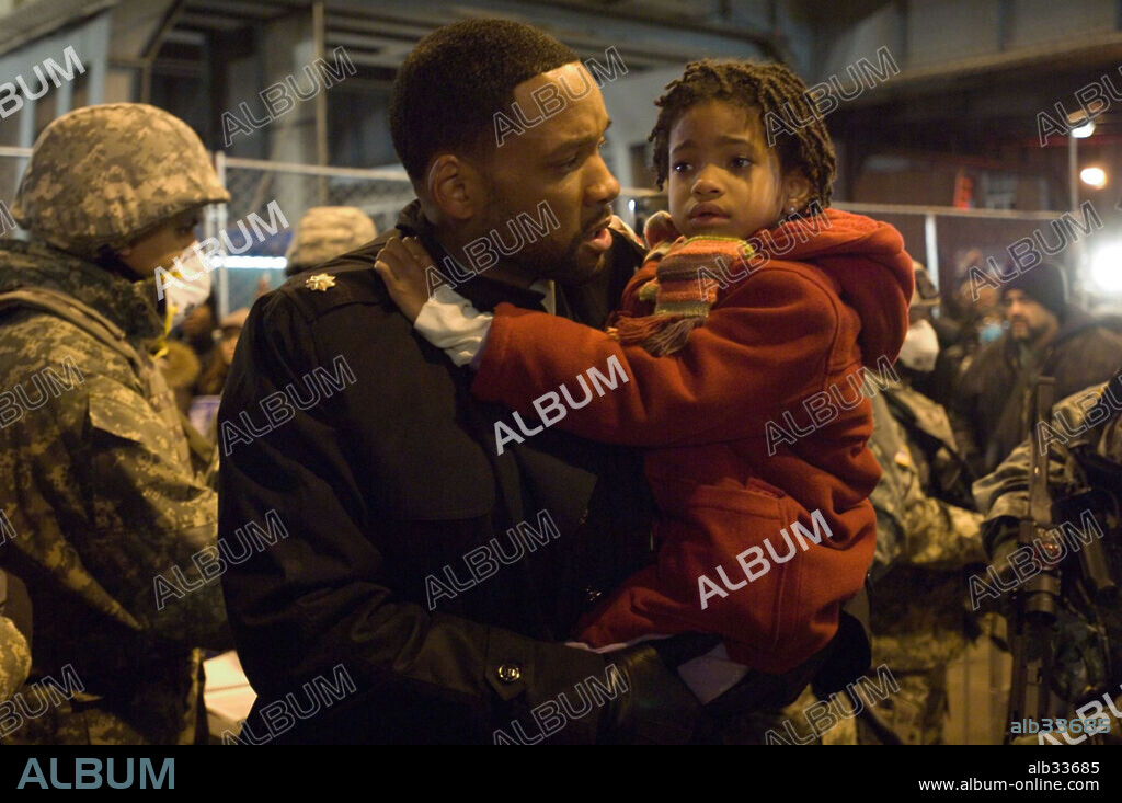 WILL SMITH y WILLOW SMITH en SOY LEYENDA, 2007 (I AM LEGEND), dirigida por FRANCIS LAWRENCE. Copyright WARNER BROS. PICT./VILLAGE ROADSHOW PICT./WEED ROAD PICT/ / WETCHER, BARRY.